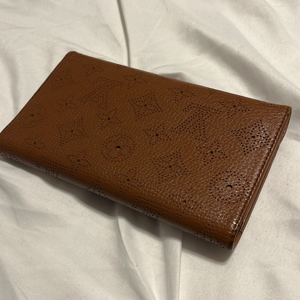 Louis Vuitton 2009 Leather Mahina Brown Amelia International Wallet - Picture 13 of 13